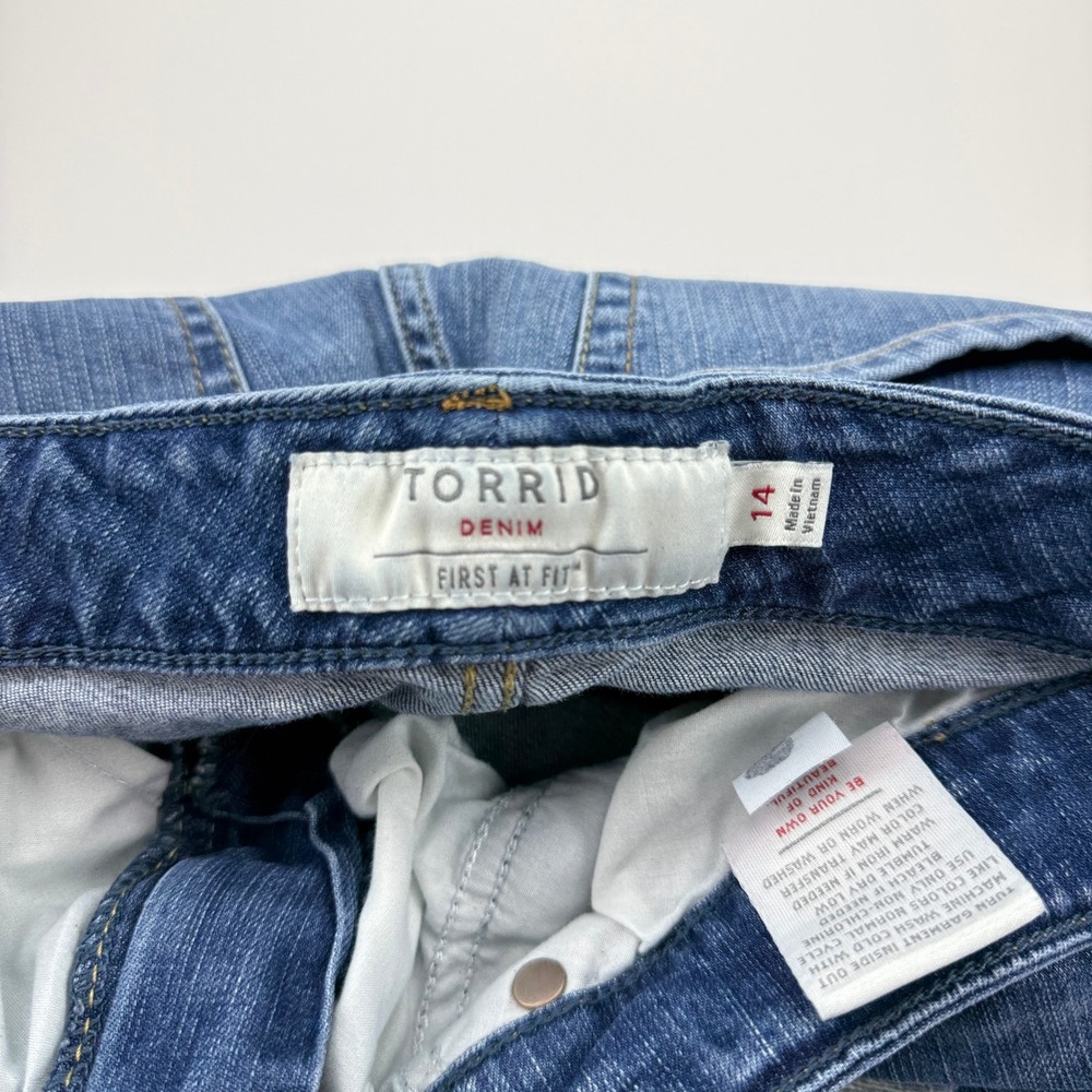 Torrid Denim First At Fit Distressed Bermuda Shorts Blue Medium Wash Womens 14 - Picture 2 of 8